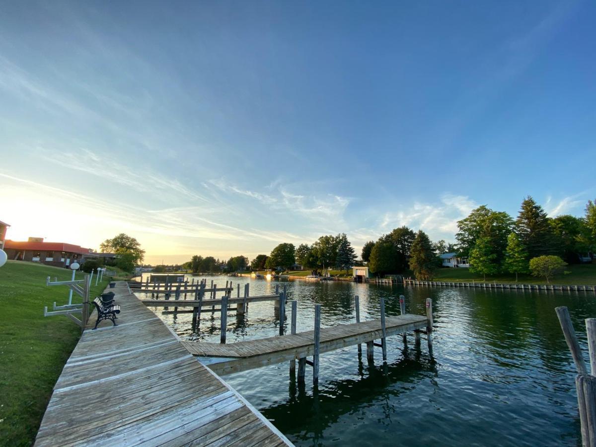 Fleetwood Inn Suites Cheboygan Dış mekan fotoğraf