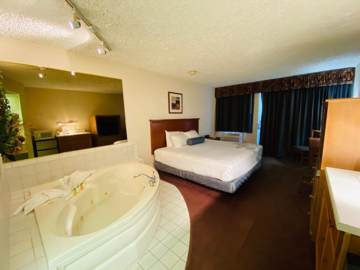 Fleetwood Inn Suites Cheboygan Dış mekan fotoğraf